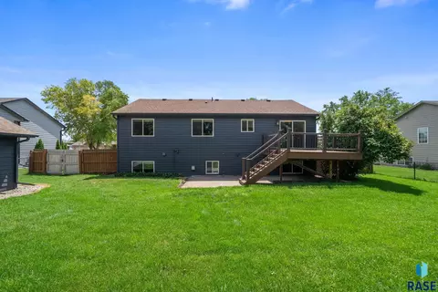 Exterior - 2004 E Briar Den Ct, Sioux Falls, SD 57108 photo 12 of 14