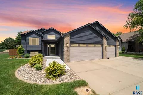 2004 E Briar Den Ct, Sioux Falls, SD 57108