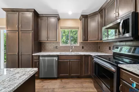 Kitchen - 2004 E Briar Den Ct, Sioux Falls, SD 57108 photo 3 of 4