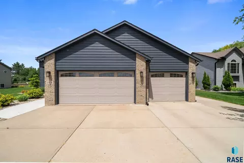 Exterior - 2004 E Briar Den Ct, Sioux Falls, SD 57108 photo 2 of 14