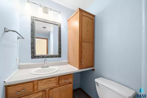 Bath - 2004 E Briar Den Ct, Sioux Falls, SD 57108 photo 2 of 4