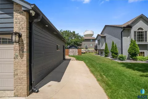 Exterior - 2004 E Briar Den Ct, Sioux Falls, SD 57108 photo 5 of 14