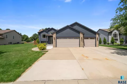 Exterior - 2004 E Briar Den Ct, Sioux Falls, SD 57108 photo 13 of 14