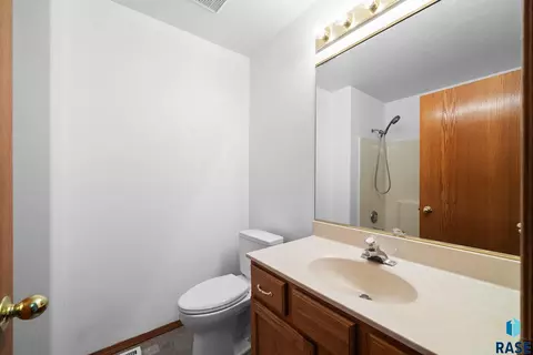 Bath - 2004 E Briar Den Ct, Sioux Falls, SD 57108 photo 3 of 4