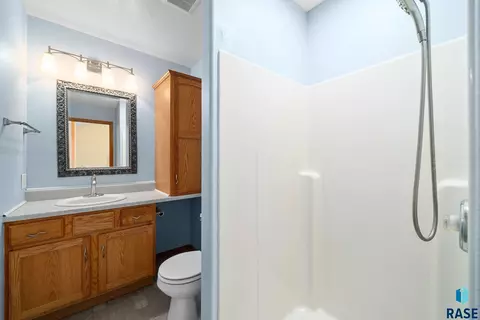 Bath - 2004 E Briar Den Ct, Sioux Falls, SD 57108 photo 1 of 4