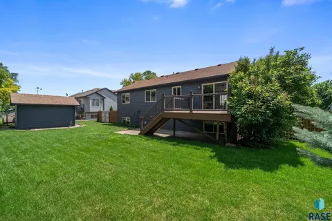 Exterior - 2004 E Briar Den Ct, Sioux Falls, SD 57108 photo 9 of 14