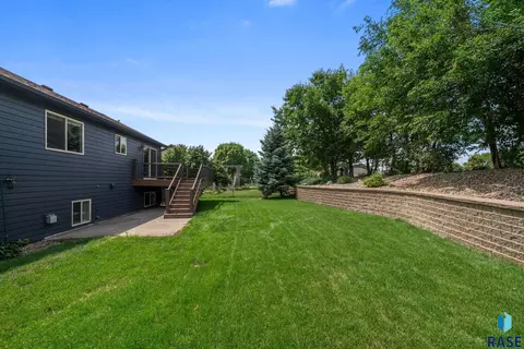 Exterior - 2004 E Briar Den Ct, Sioux Falls, SD 57108 photo 11 of 14