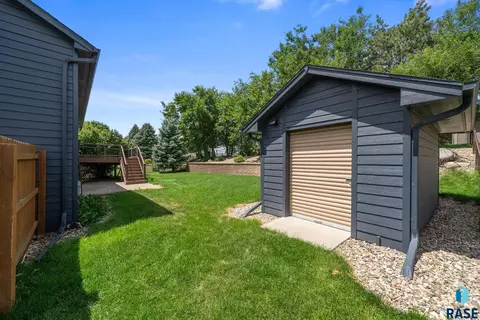 Exterior - 2004 E Briar Den Ct, Sioux Falls, SD 57108 photo 6 of 14