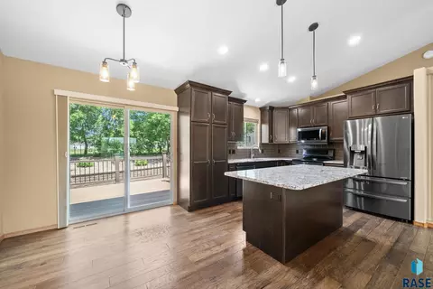 Kitchen - 2004 E Briar Den Ct, Sioux Falls, SD 57108 photo 4 of 4