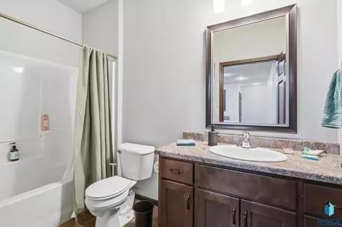 Bath - 712 El Dorado Ct, Sioux Falls, SD 57108 photo 2 of 2