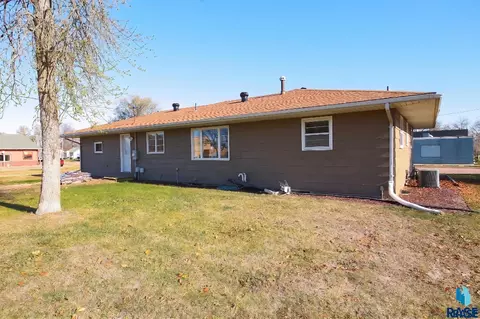 Exterior - 609 S Main St, Lennox, SD 57039 photo 1 of 3