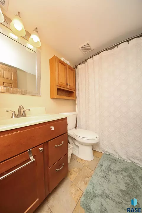 Bath - 609 S Main St, Lennox, SD 57039 photo 1 of 2