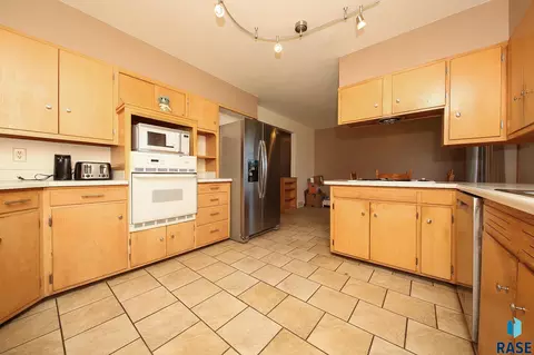 Kitchen - 609 S Main St, Lennox, SD 57039 photo 2 of 3