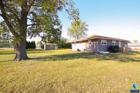 Exterior - 609 S Main St, Lennox, SD 57039 photo 3 of 3