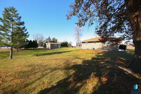Exterior - 609 S Main St, Lennox, SD 57039 photo 2 of 3