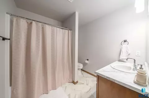Bath - 8133 E Tencate Pl, Sioux Falls, SD 57110 photo 2 of 3
