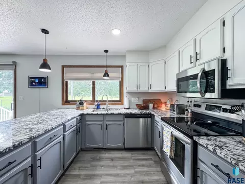 Kitchen - E Ronning Dr, Sioux Falls, SD 57103 photo 3 of 6