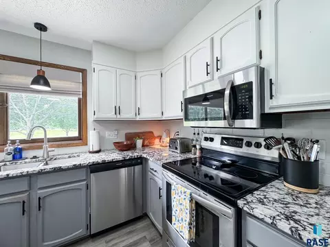 Kitchen - E Ronning Dr, Sioux Falls, SD 57103 photo 4 of 6
