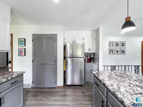 Kitchen - E Ronning Dr, Sioux Falls, SD 57103 photo 5 of 6