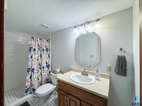 Bath - E Ronning Dr, Sioux Falls, SD 57103 photo 3 of 3