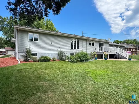 Exterior - E Ronning Dr, Sioux Falls, SD 57103 photo 7 of 9