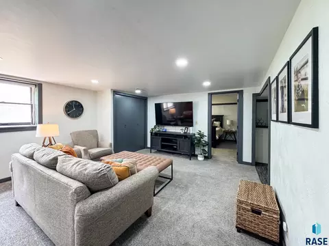 Living - E Ronning Dr, Sioux Falls, SD 57103 photo 6 of 8