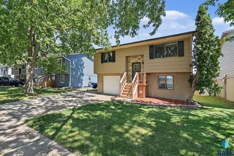 4805 W St James Dr, Sioux Falls, SD 57106