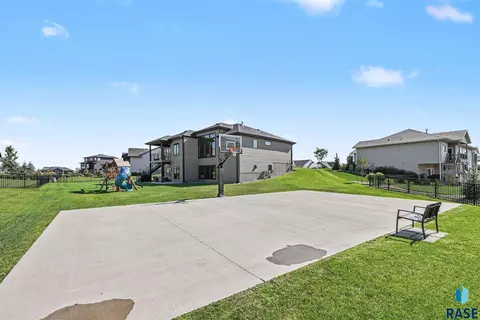 Exterior - 6701 E Spitfire Cir, Sioux Falls, SD 57110 photo 6 of 9