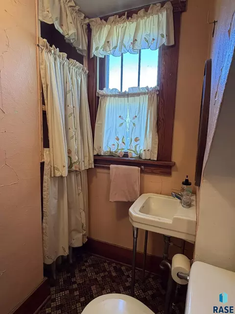 Bath - 904 S Cherry St, Freeman, SD 57029 photo 4 of 7