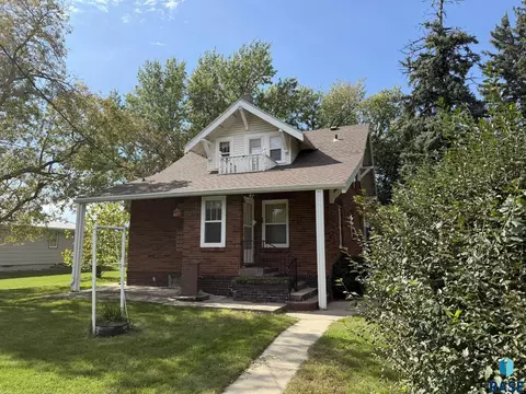 Exterior - 904 S Cherry St, Freeman, SD 57029 photo 7 of 16