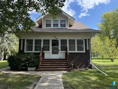 Exterior - 904 S Cherry St, Freeman, SD 57029 photo 1 of 16