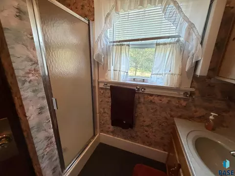 Bath - 904 S Cherry St, Freeman, SD 57029 photo 2 of 7
