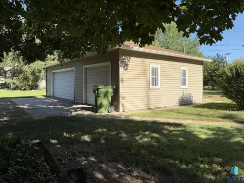 Exterior - 904 S Cherry St, Freeman, SD 57029 photo 4 of 12