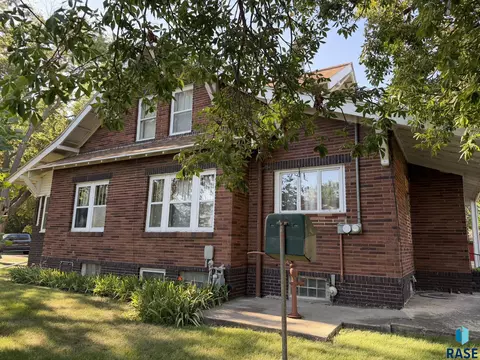 Exterior - 904 S Cherry St, Freeman, SD 57029 photo 5 of 12