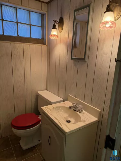 Bath - 904 S Cherry St, Freeman, SD 57029 photo 6 of 7