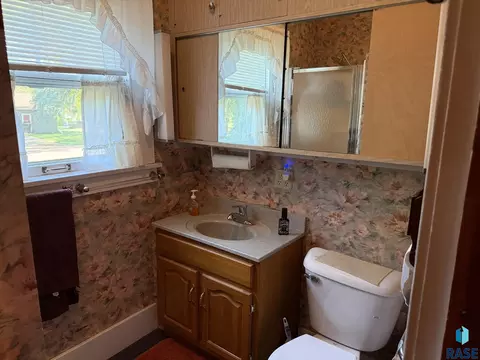 Bath - 904 S Cherry St, Freeman, SD 57029 photo 1 of 7