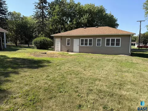 Exterior - 904 S Cherry St, Freeman, SD 57029 photo 2 of 12