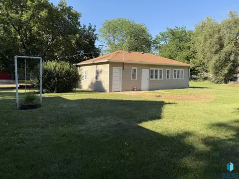 Exterior - 904 S Cherry St, Freeman, SD 57029 photo 3 of 12