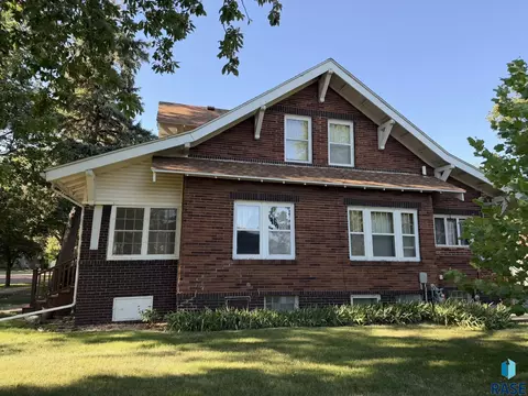 Exterior - 904 S Cherry St, Freeman, SD 57029 photo 6 of 12