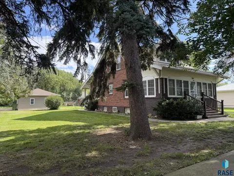 Exterior - 904 S Cherry St, Freeman, SD 57029 photo 14 of 16