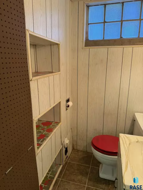 Bath - 904 S Cherry St, Freeman, SD 57029 photo 7 of 7