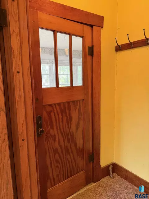 Entry Way - 904 S Cherry St, Freeman, SD 57029 photo 2 of 6