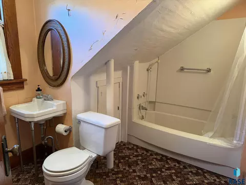 Bath - 904 S Cherry St, Freeman, SD 57029 photo 3 of 7