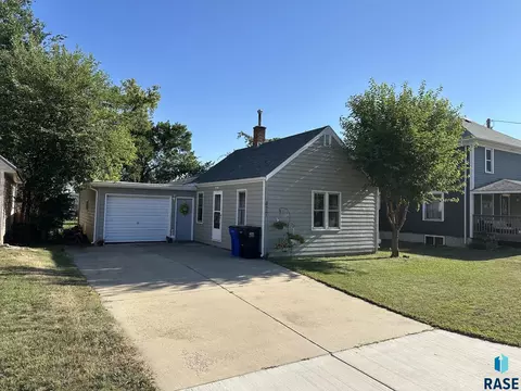 417 W 1st Ave, Lennox, SD 57039