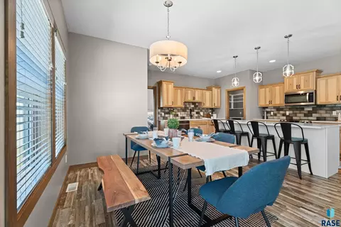 Dining - 612 E Lakeview Dr, Brandon, SD 57005 photo 2 of 3