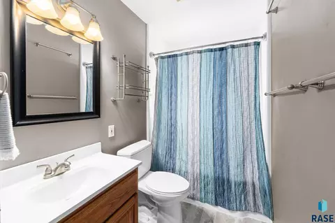 Bath - 1732 S Van Eps Ave, Sioux Falls, SD 57105 photo 1 of 5