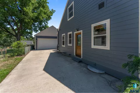 Exterior - 1732 S Van Eps Ave, Sioux Falls, SD 57105 photo 7 of 8