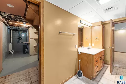 Bath - 1732 S Van Eps Ave, Sioux Falls, SD 57105 photo 5 of 5