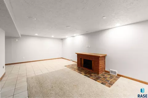 Living - 1732 S Van Eps Ave, Sioux Falls, SD 57105 photo 4 of 5