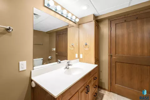 Bath - 1732 S Van Eps Ave, Sioux Falls, SD 57105 photo 3 of 5